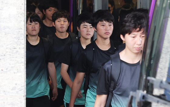 호텔 나와 버스 탑승하는 北 여자축구팀