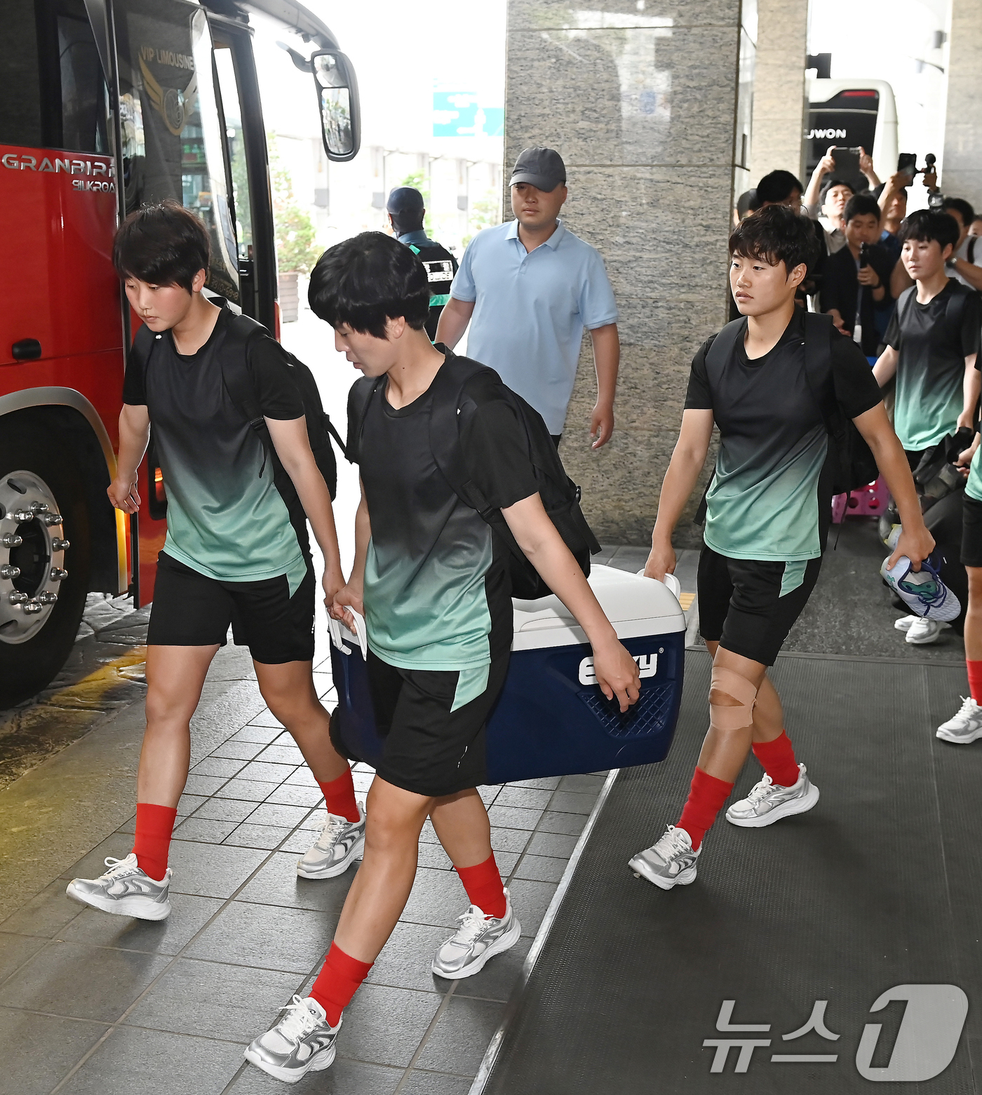 (수원=뉴스1) 김영운 기자 = 북한 여자축구팀 ‘내고향여자축구단’이 18일 숙소로 지정된 경기 수원시 팔달구 노보텔 앰배서더 수원에서 나와 훈련장으로 향하고 있다. (공동취재) …