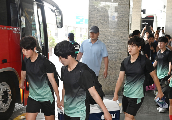 숙소 나서는 北 내고향여자축구단