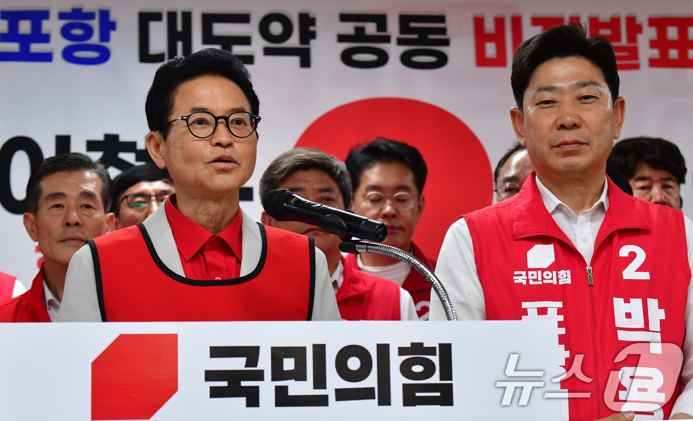 (포항=뉴스1) 최창호 기자 = 이철우 국민의힘 경북지사가 18일 포항시 대잠동 박용선 후보캠프에서 열린 포항 대도약 공약 발표 기자회견에서 발언하고 있다. 2026.5.18/뉴스 …