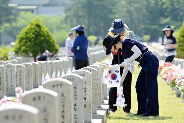 대전현충원, 18~28일 태극기 꽂기 봉사활동 진행…3100여 명 참여