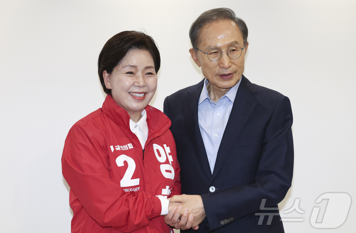 (서울=뉴스1) 박지혜 기자 = 양향자 국민의힘 경기지사 후보가 18일 서울 서초동 영포빌딩에서 이명박 전 대통령과 기념 촬영을 하고 있다. (공동취재) 2026.5.18/뉴스1