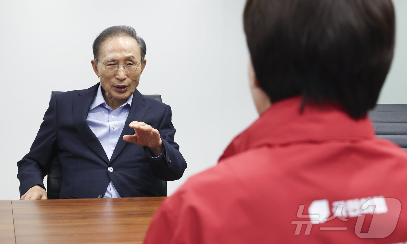 본문 이미지 - 이명박 전 대통령이 18일 오후 서울 서초구 청계재단에서 양향자 국민의힘 경기지사 후보와 대화를 나누고 있다. (공동취재) 2026.5.18 ⓒ 뉴스1 박지혜 기자