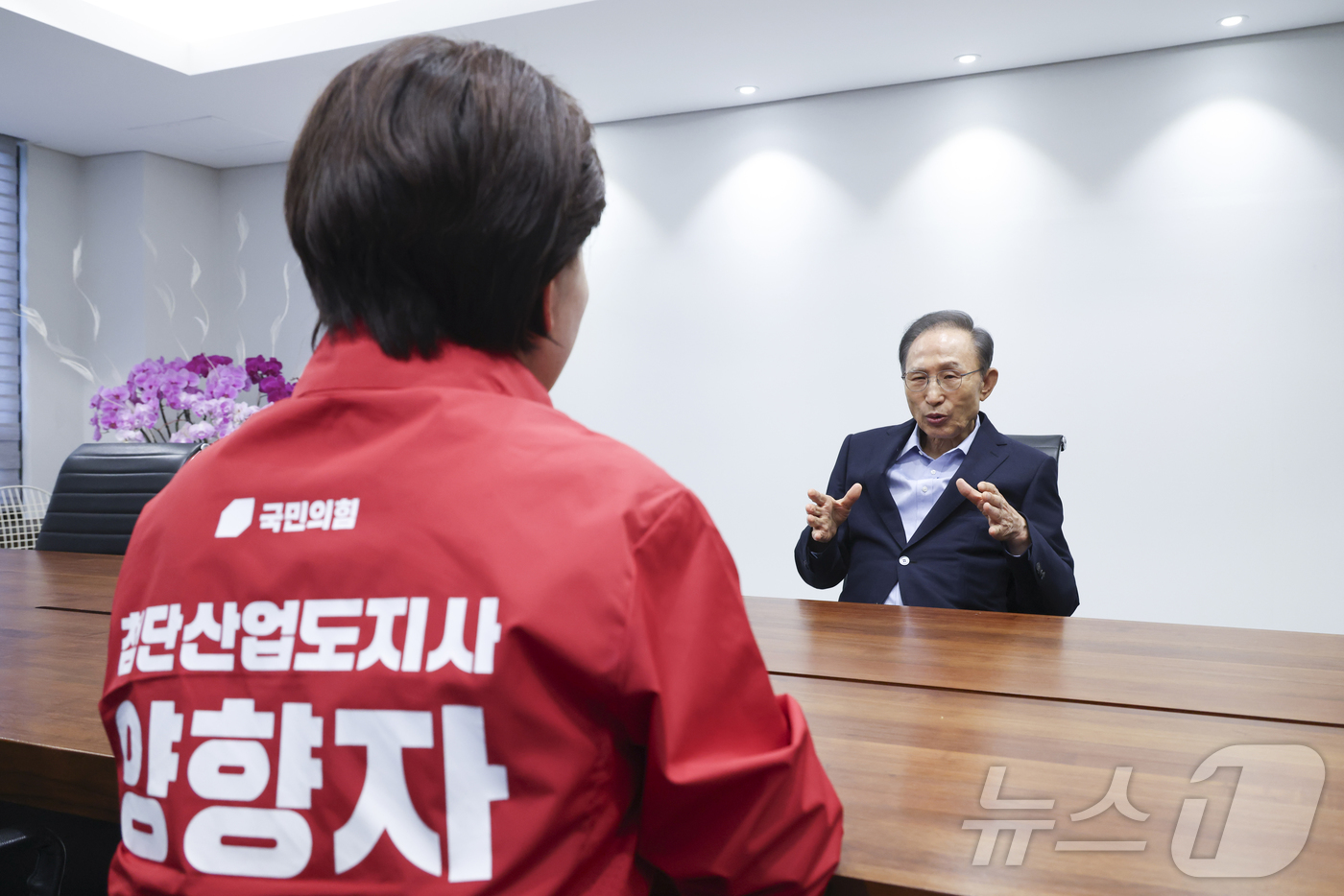 (서울=뉴스1) 박지혜 기자 = 양향자 국민의힘 경기지사 후보가 18일 서울 서초동 영포빌딩에서 이명박 전 대통령을 예방하고 있다. (공동취재) 2026.5.18/뉴스1