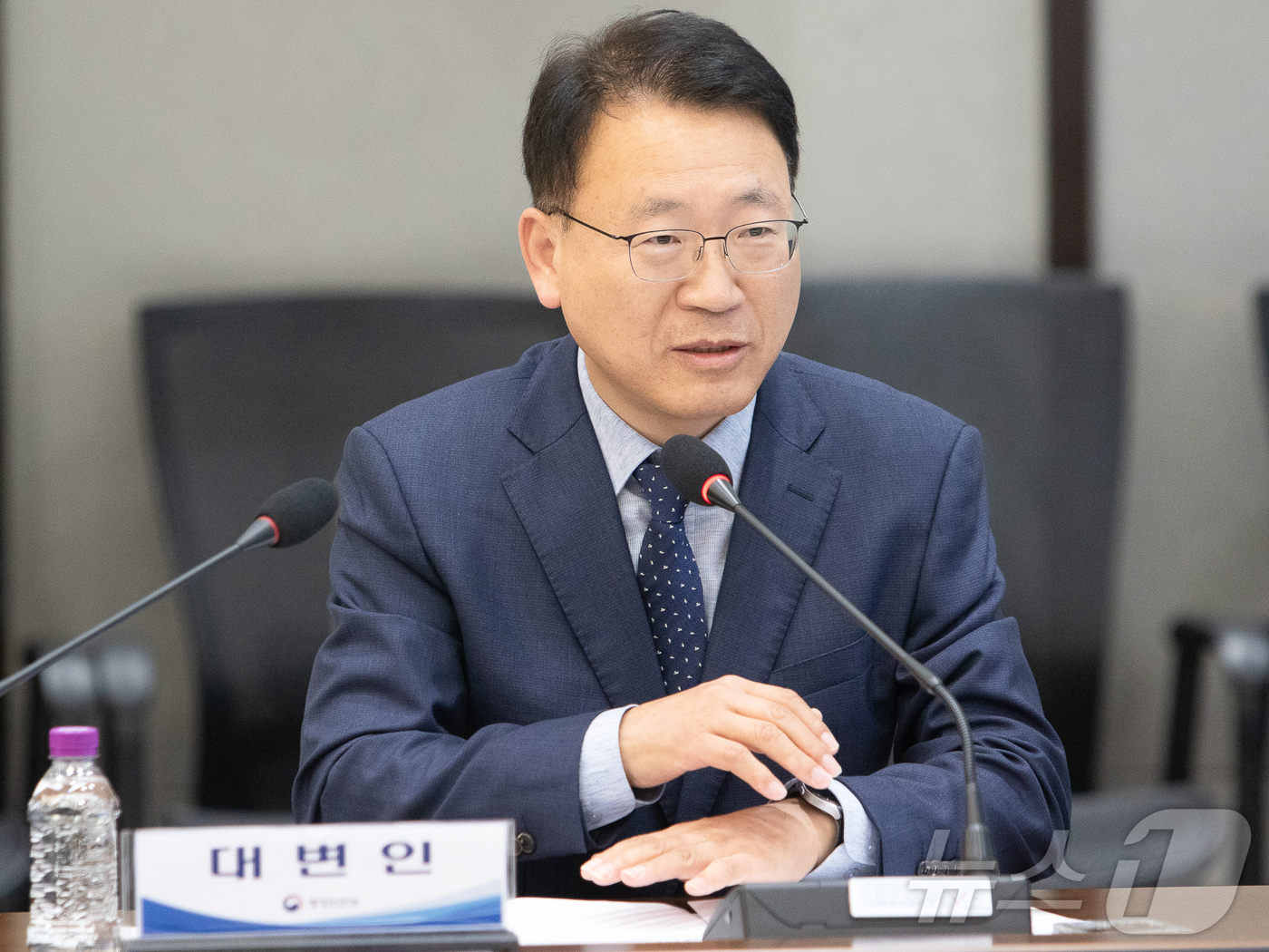 (서울=뉴스1) = 조영진 행정안전부 대변인이 18일 오후 정부세종청사에서 열린 공무원노조 정책협의체 킥오프회의에 참석해 인사말을 하고 있다. (행정안전부 제공. 재판매 및 DB …