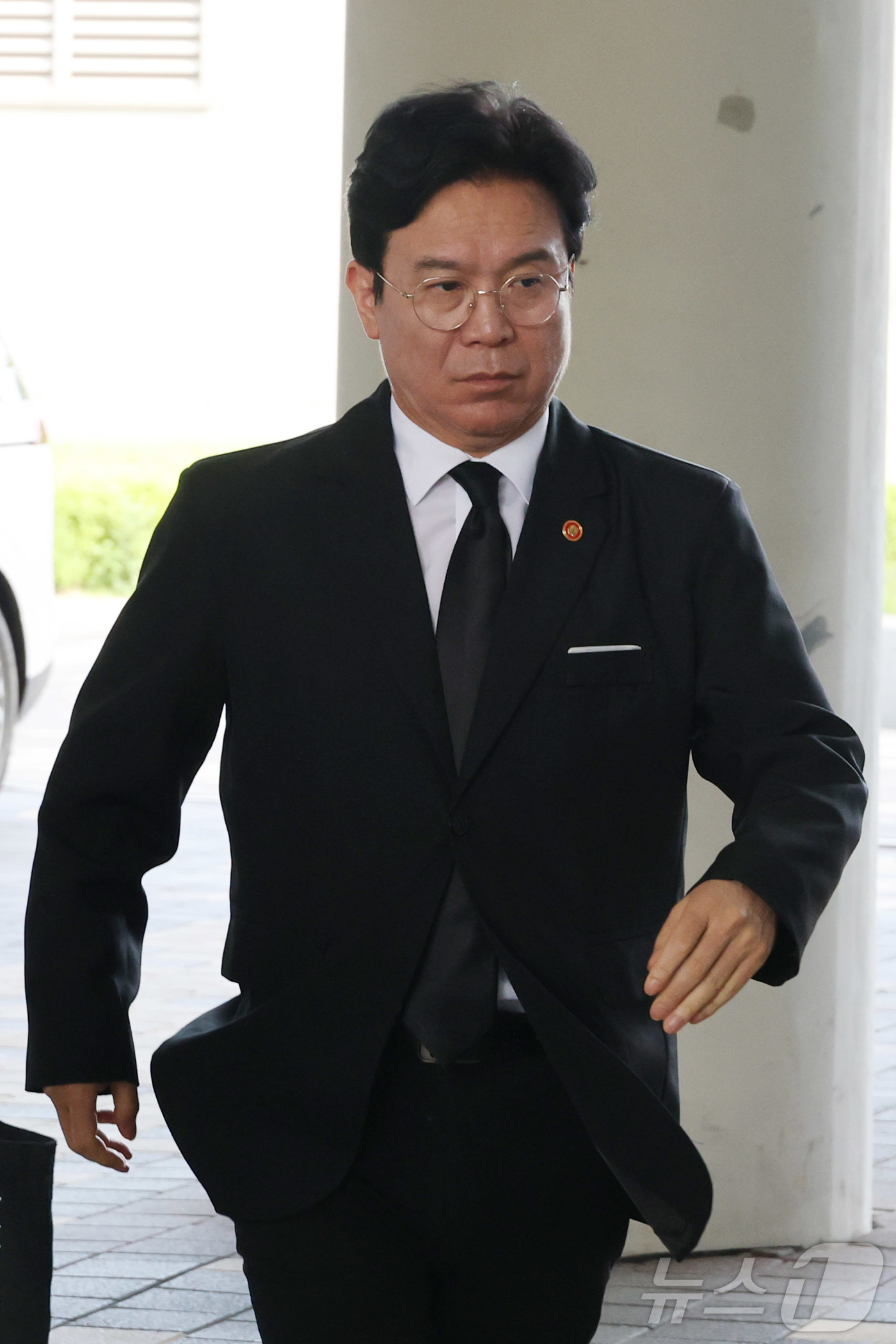 (세종=뉴스1) 김기남 기자 = 18일 세종시 정부세종청사 중앙노동위원회에서 열린 2차 삼성전자 노사 사후조정 회의가 열리고 있는가운데, 김영훈 고용노동부 장관이 고용노동부청사로 …