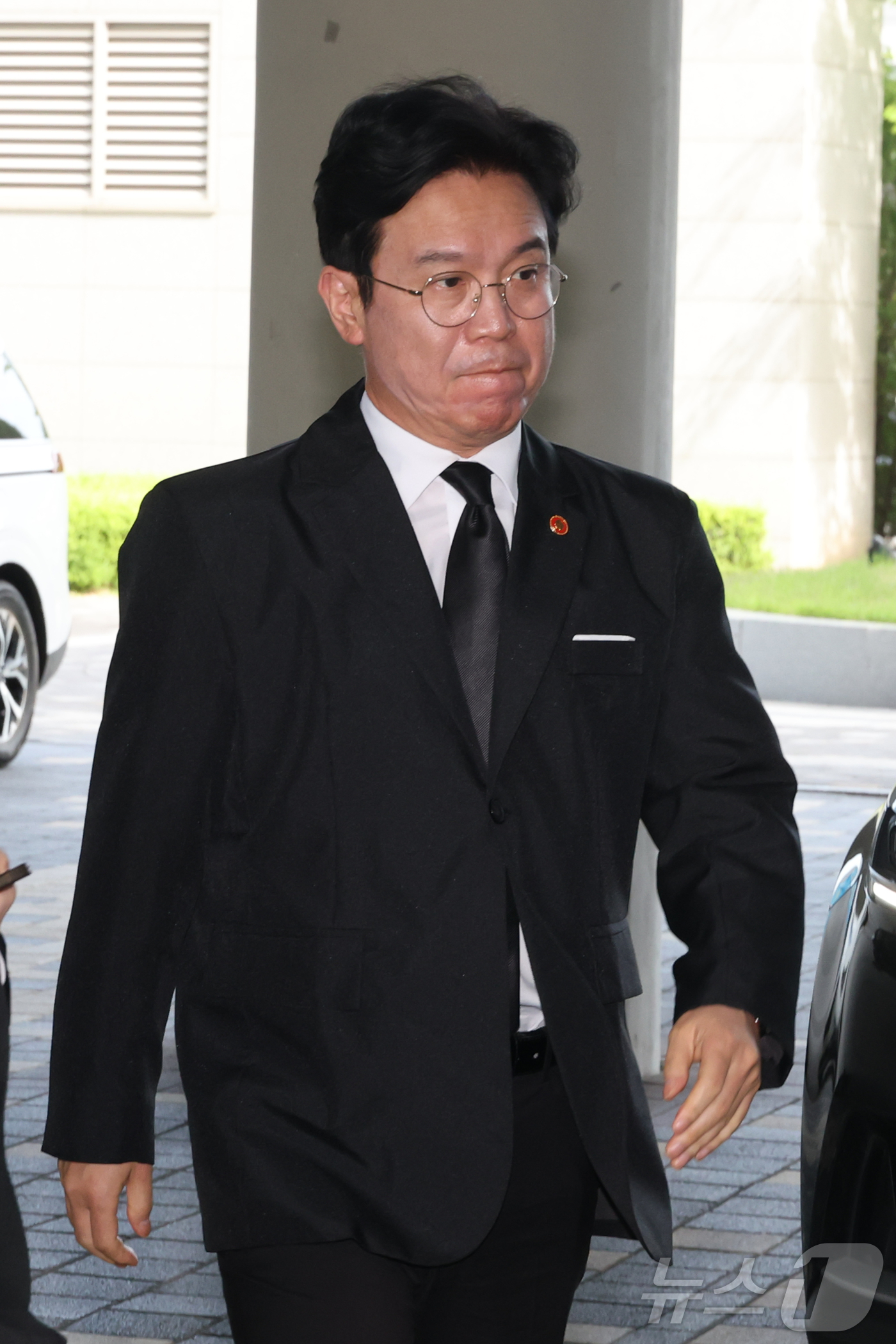 (세종=뉴스1) 김기남 기자 = 18일 세종시 정부세종청사 중앙노동위원회에서 열린 2차 삼성전자 노사 사후조정 회의가 열리고 있는가운데, 김영훈 고용노동부 장관이 고용노동부청사로 …