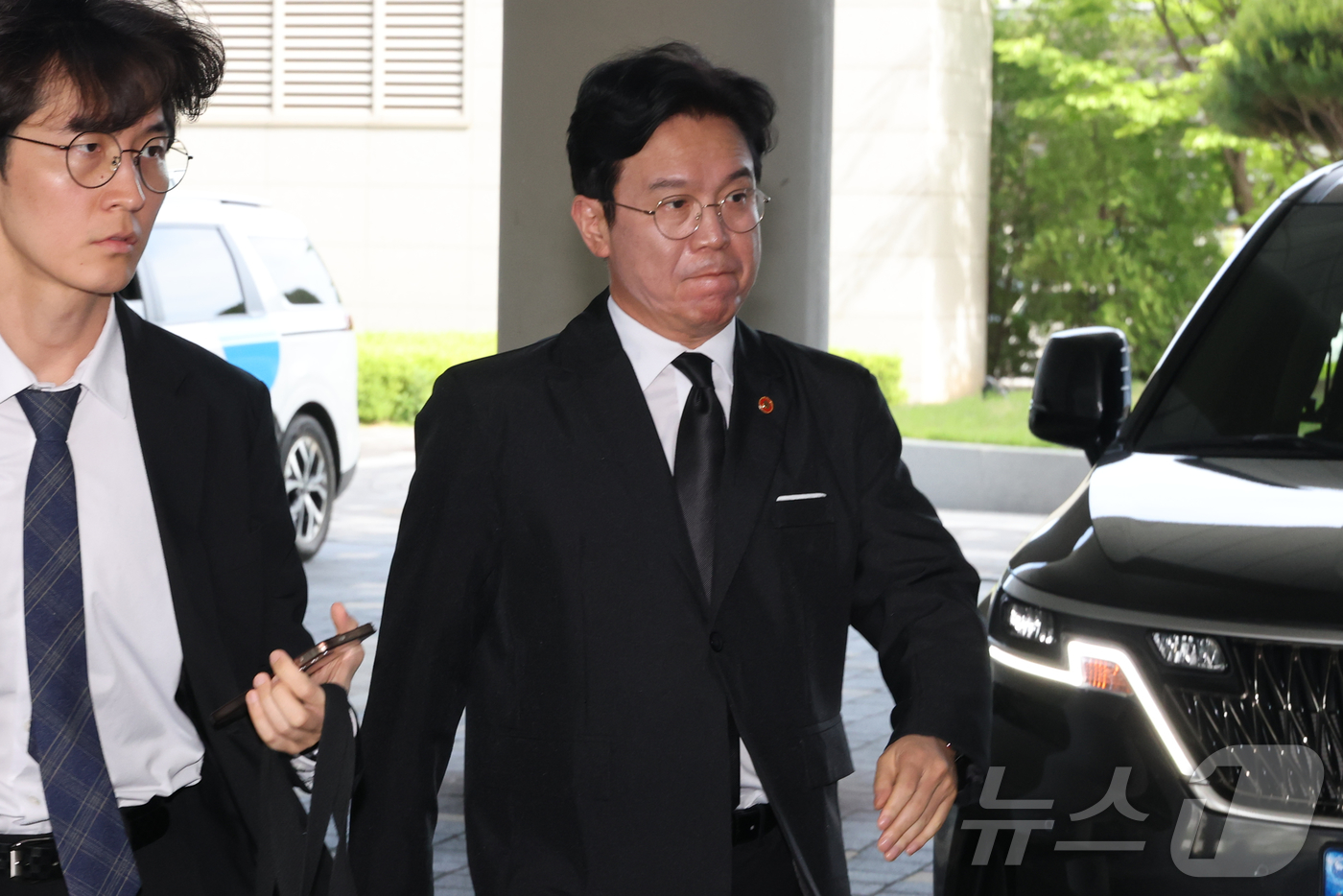 (세종=뉴스1) 김기남 기자 = 18일 세종시 정부세종청사 중앙노동위원회에서 열린 2차 삼성전자 노사 사후조정 회의가 열리고 있는가운데, 김영훈 고용노동부 장관이 고용노동부청사로 …