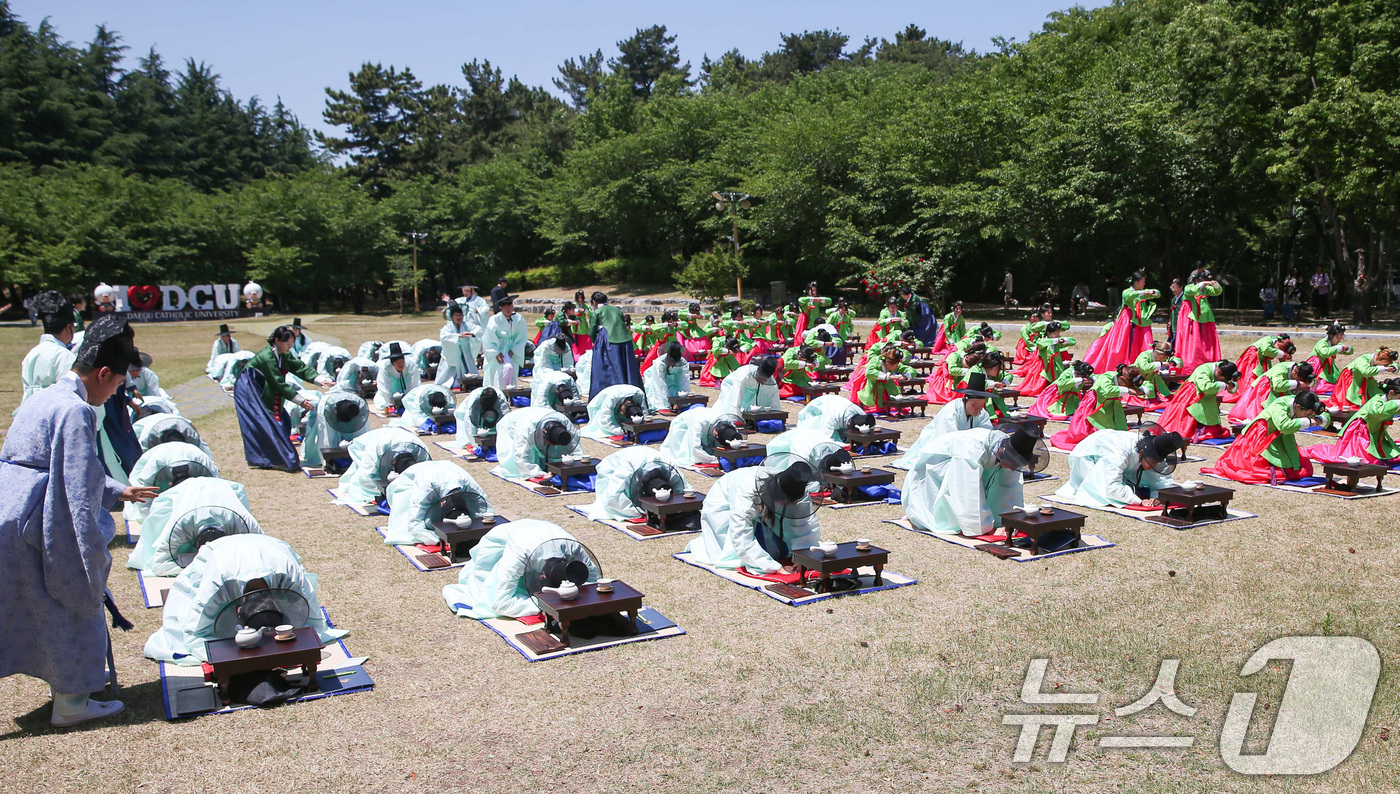 (경산=뉴스1) 공정식 기자 = 대구가톨릭대는 성년의 날을 맞아 18일 교내 체리로드에서 외국인 유학생 90명과 내국인 학생 10명이 참여하는 '성년례(成年禮)' 체험 프로그램을 …
