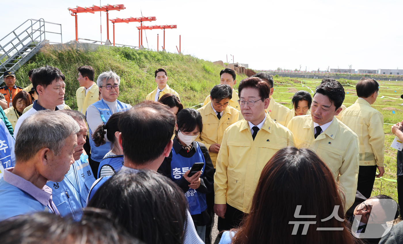 (무안=뉴스1) 이재명 기자 = 이재명 대통령이 18일 무안국제공항을 찾아 12·29 무안공항 제주항공 여객기 참사 유가족들과 대화를 나누고 있다. 2026.5.18/뉴스1