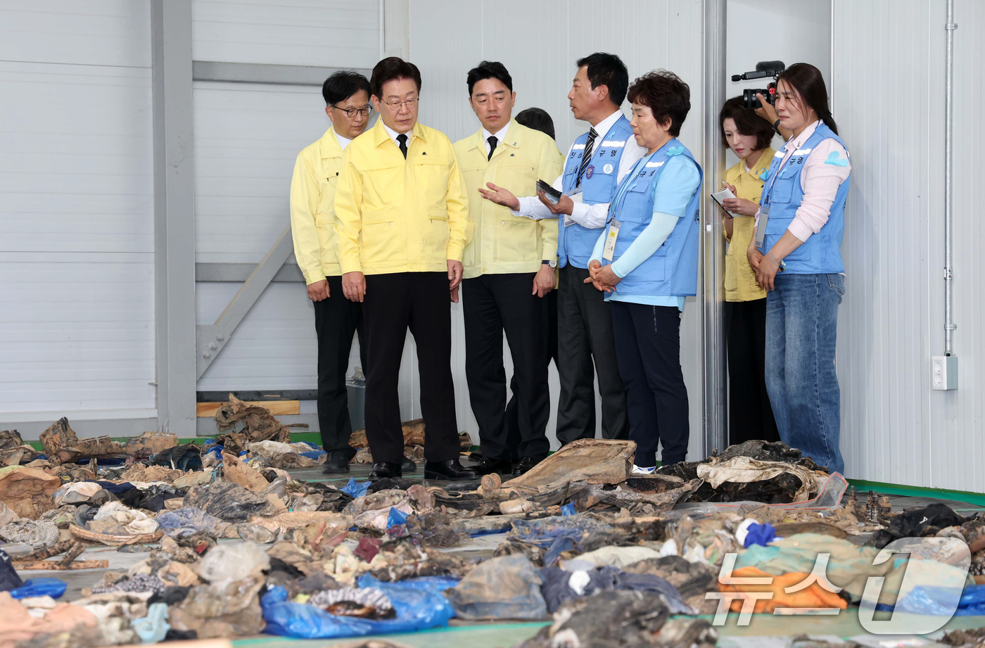 (무안=뉴스1) 이재명 기자 = 이재명 대통령이 18일 무안국제공항을 찾아 12·29 무안공항 제주항공 여객기 참사 유류품 보관소를 살펴보고 있다. 2026.5.18/뉴스1