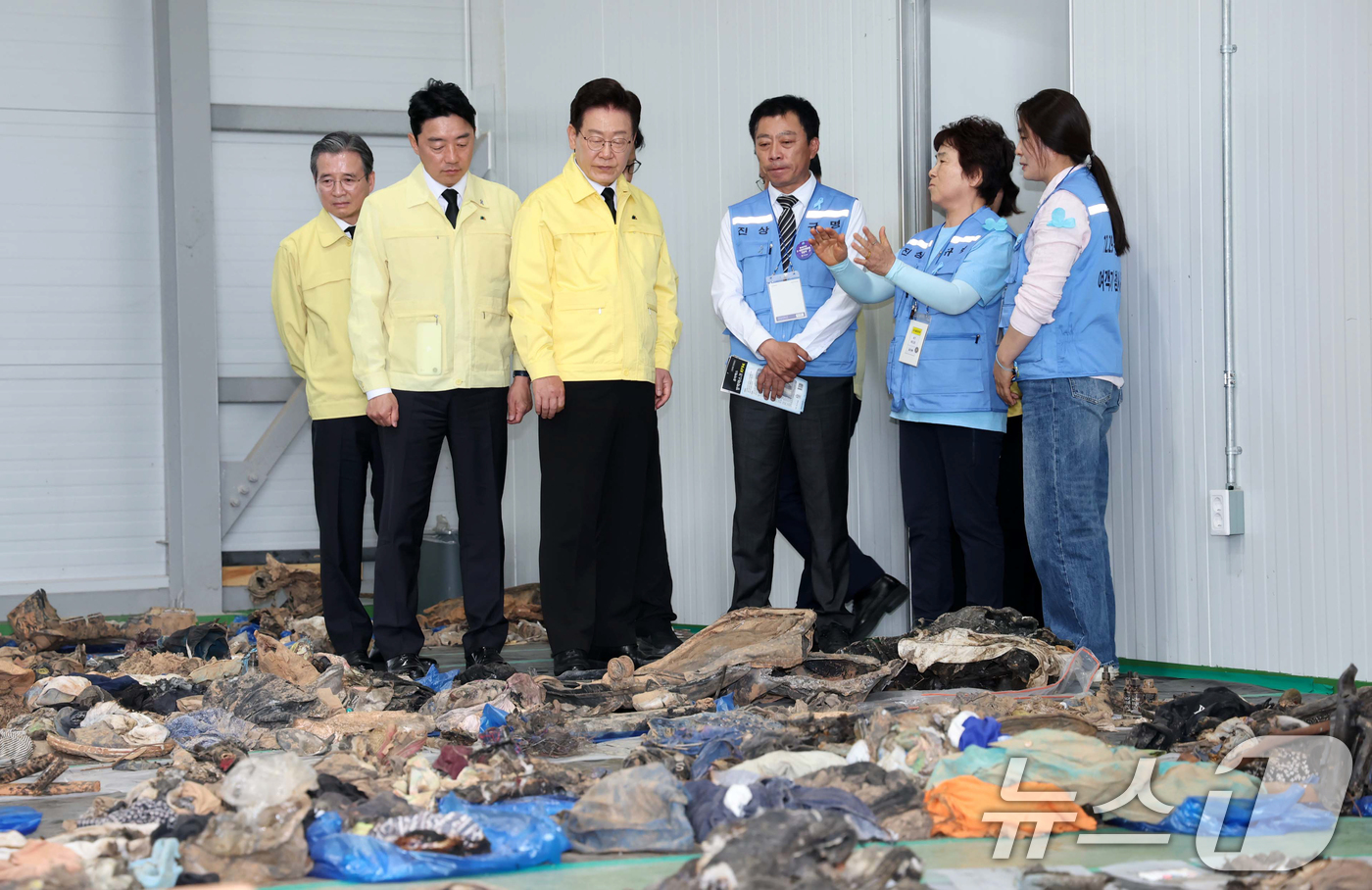 (무안=뉴스1) 이재명 기자 = 이재명 대통령이 18일 무안국제공항을 찾아 12·29 무안공항 제주항공 여객기 참사 유류품 보관소를 살펴보고 있다. 2026.5.18/뉴스1