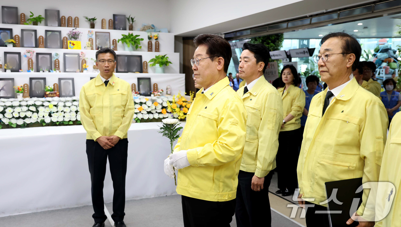 (무안=뉴스1) 이재명 기자 = 이재명 대통령이 18일 무안국제공항에 마련된 12·29 무안공항 제주항공 여객기 참사 분향소에서 헌화를 하고 있다. 2026.5.18/뉴스1