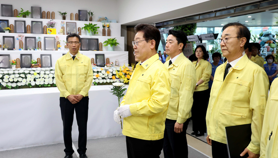 이재명 대통령, 12·29 무안공항 제주항공 여객기 참사 분향소 헌화