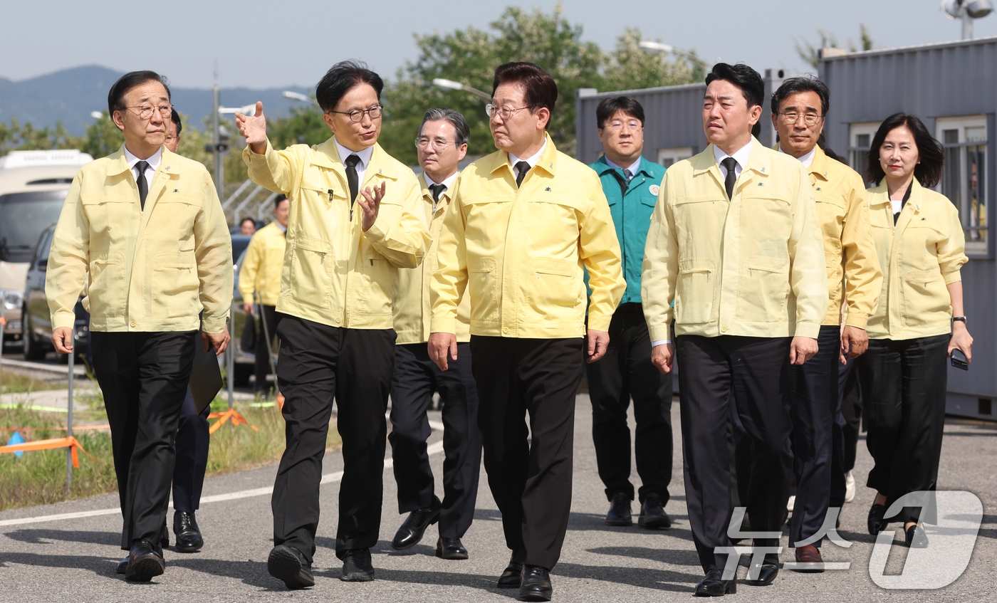 (무안=뉴스1) 이재명 기자 = 이재명 대통령이 18일 무안국제공항을 찾아 12·29 무안공항 제주항공 여객기 참사 유해 수습 개요 및 진행 상황에 대한 설명을 듣고 있다. 202 …