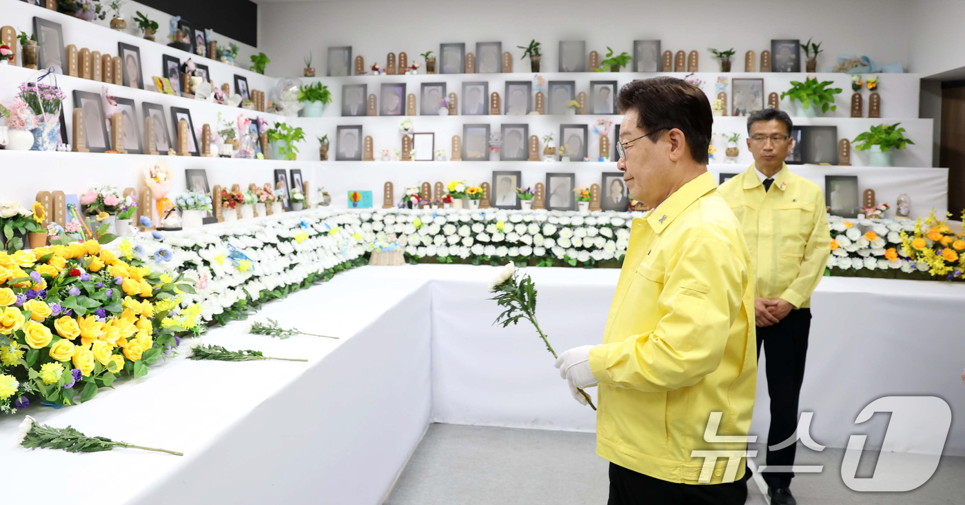 (무안=뉴스1) 이재명 기자 = 이재명 대통령이 18일 무안국제공항에 마련된 12·29 무안공항 제주항공 여객기 참사 분향소에서 헌화를 하고 있다. 2026.5.18/뉴스1