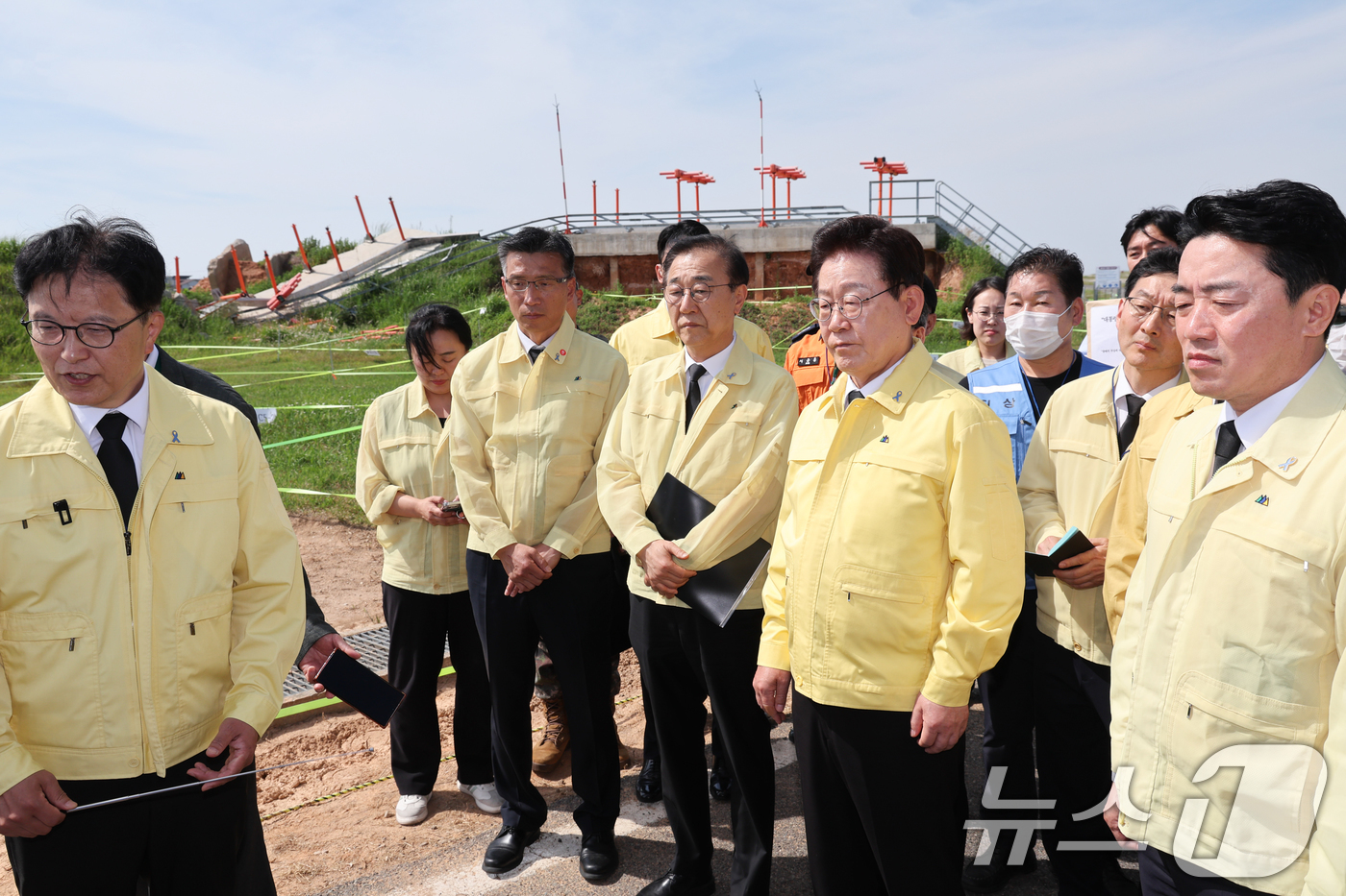 (무안=뉴스1) 이재명 기자 = 이재명 대통령이 18일 무안국제공항을 찾아 12·29 무안공항 제주항공 여객기 참사 유해 수습 개요 및 진행 상황에 대한 설명을 듣고 있다. 202 …