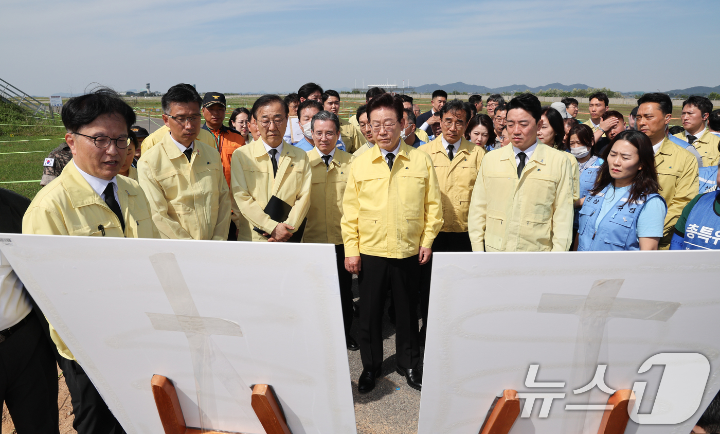 (무안=뉴스1) 이재명 기자 = 이재명 대통령이 18일 무안국제공항을 찾아 12·29 무안공항 제주항공 여객기 참사 유해 수습 개요 및 진행 상황에 대한 설명을 듣고 있다. 202 …
