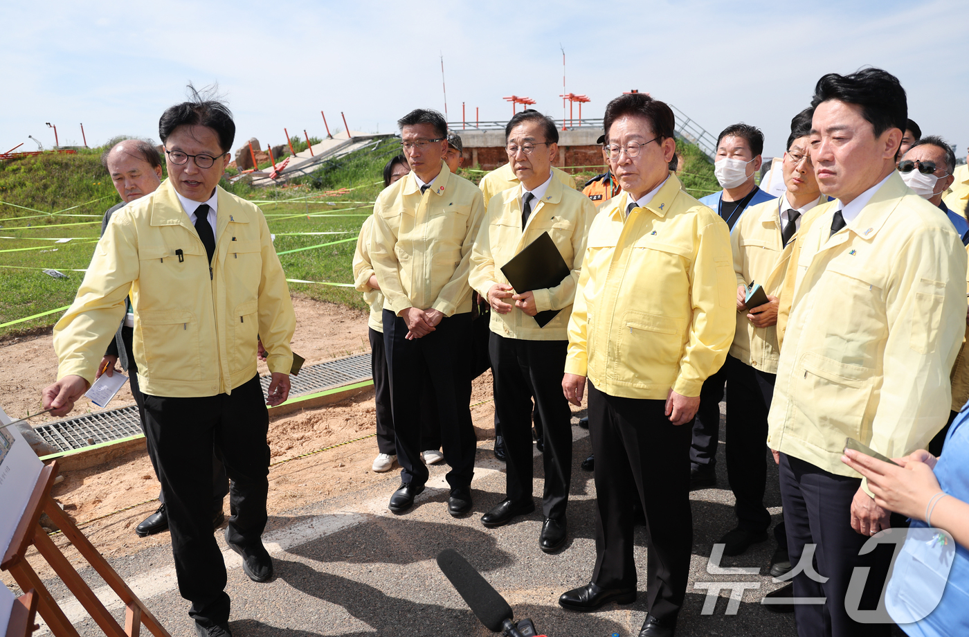 (무안=뉴스1) 이재명 기자 = 이재명 대통령이 18일 무안국제공항을 찾아 12·29 무안공항 제주항공 여객기 참사 유해 수습 개요 및 진행 상황에 대한 설명을 듣고 있다. 202 …