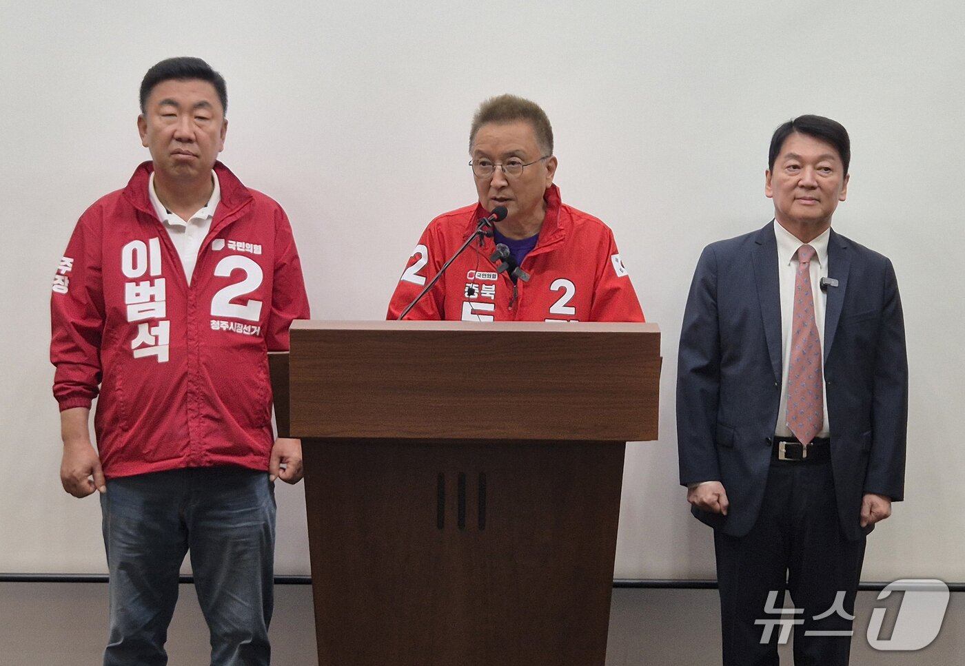본문 이미지 - 김영환 충북지사 후보와 이범석 청주시장 후보, 안철수 의원이 18일 도청 브리핑룸에서 합동 기자회견을 열고 있다. 2026.5.18/뉴스1