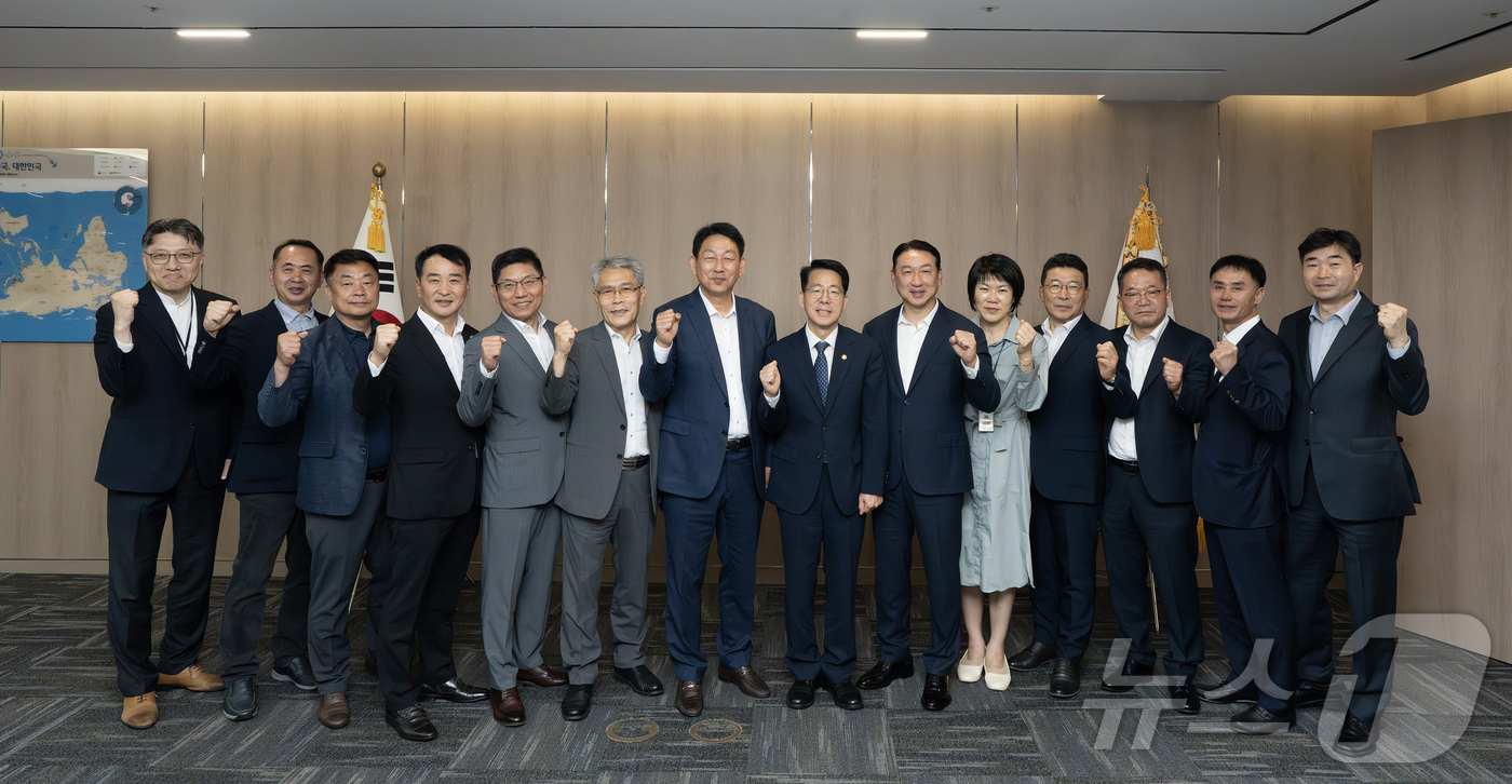 (서울=뉴스1) = 황종우 해양수산부 장관이 18일 부산 해양수산부 본관에서 열린 해양수산부-전국항운노동조합연맹 정책 간담회에서 김상식 전국항운노동조합연맹 위원장(왼쪽 일곱 번째) …