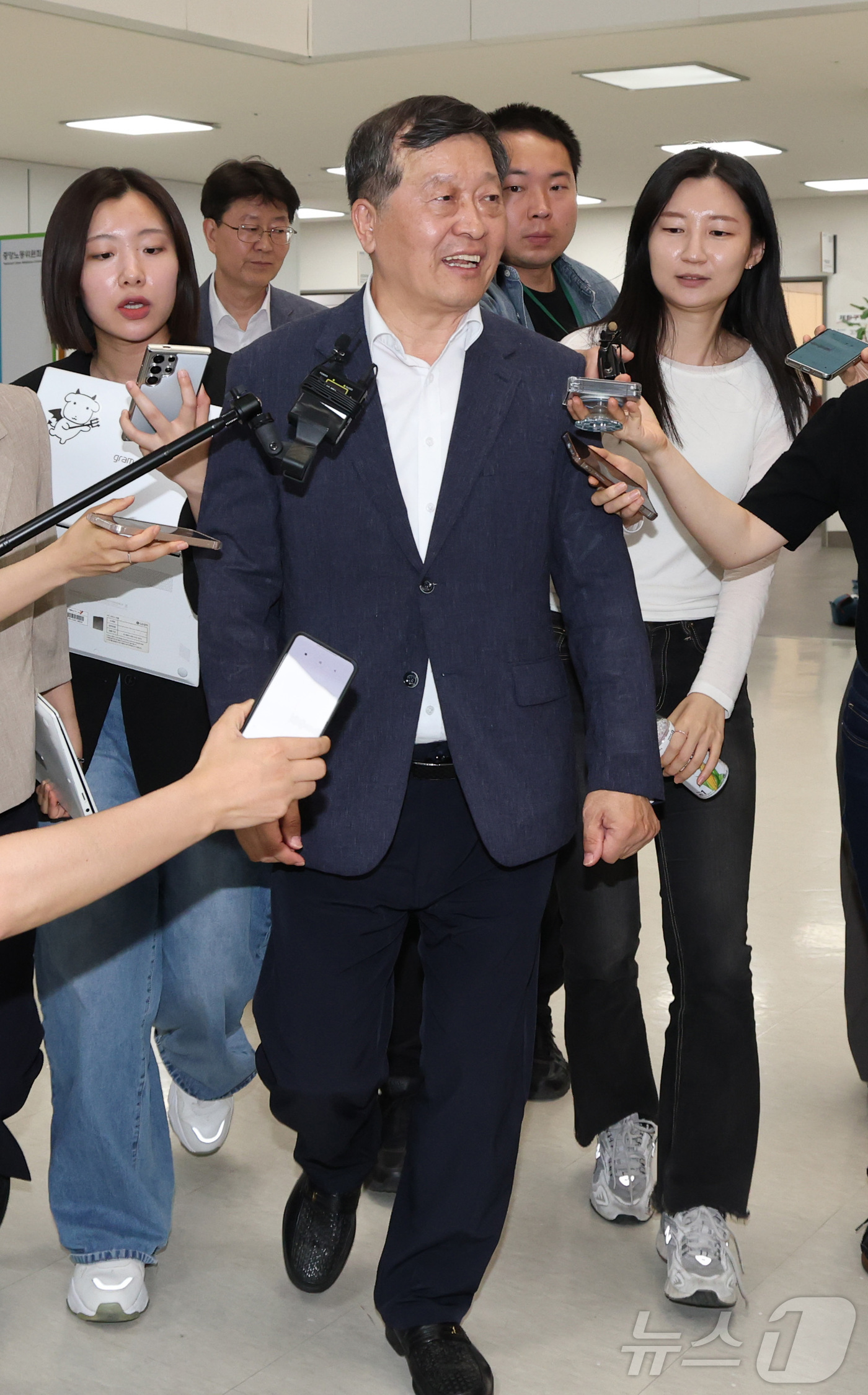 (세종=뉴스1) 김기남 기자 = 박수근 중앙노동위원회 위원장이 18일 정부세종청사 중앙노동위원회에서 열리는 2차 삼성전자 노·사후조정 회의에 입장하며 취재진의 질문에 답하고 있다. …