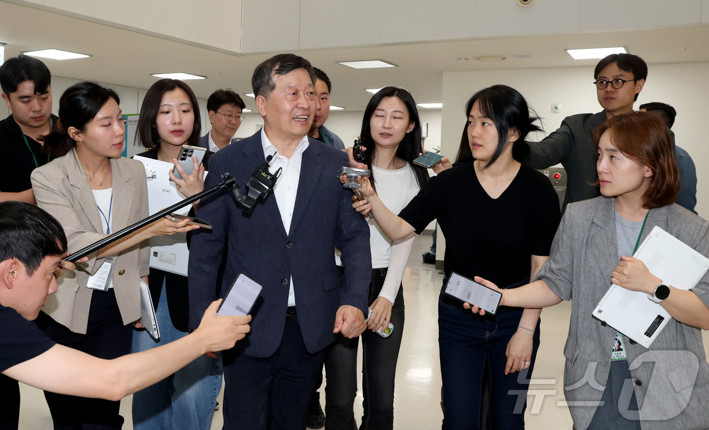 (세종=뉴스1) 김기남 기자 = 박수근 중앙노동위원회 위원장이 18일 정부세종청사 중앙노동위원회에서 열리는 2차 삼성전자 노·사후조정 회의에 입장하며 취재진의 질문에 답하고 있다. …