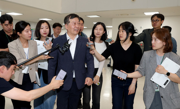 답변하는 박수근 중노위원장