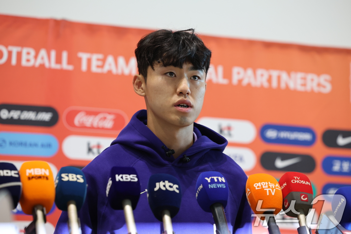 (인천공항=뉴스1) 김진환 기자 = 2026 FIFA 북중미 월드컵에 나서는 대한민국 축구 국가대표팀의 이기혁이 18일 오후 인천국제공항 제2터미널에서 사전 캠프가 차려지는 미국 …
