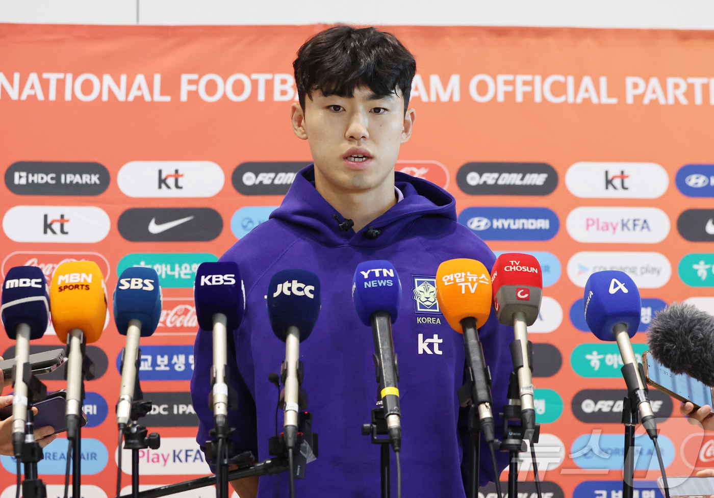 (인천공항=뉴스1) 김진환 기자 = 2026 FIFA 북중미 월드컵에 나서는 대한민국 축구 국가대표팀의 이기혁이 18일 오후 인천국제공항 제2터미널에서 사전 캠프가 차려지는 미국 …