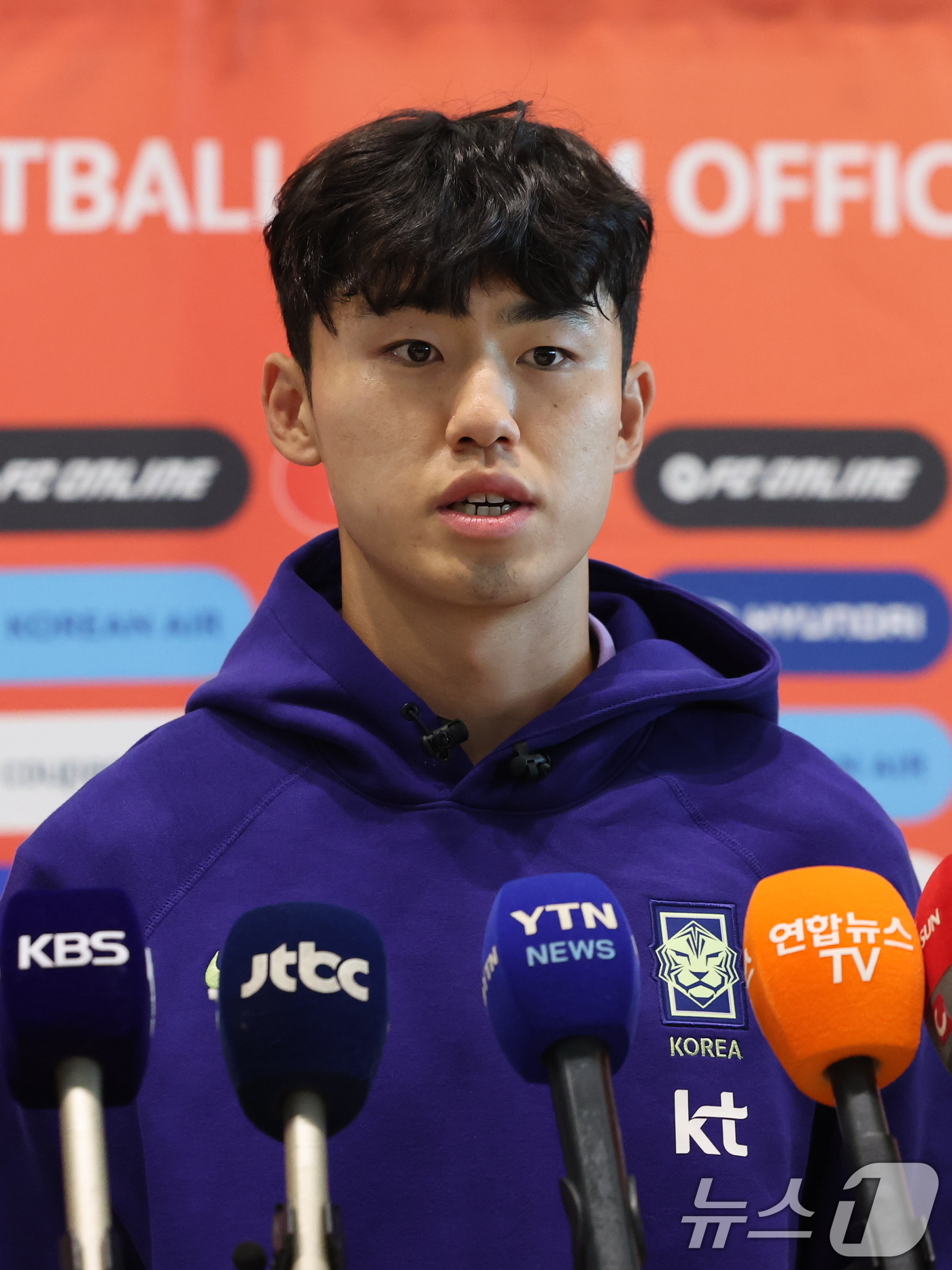 (인천공항=뉴스1) 김진환 기자 = 2026 FIFA 북중미 월드컵에 나서는 대한민국 축구 국가대표팀의 이기혁이 18일 오후 인천국제공항 제2터미널에서 사전 캠프가 차려지는 미국 …