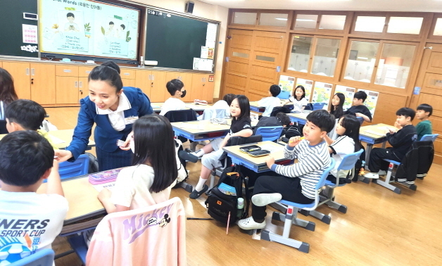 전주하가초 교단에 선 라오스 교사 "뜨거운 관심에 매 순간 감동"