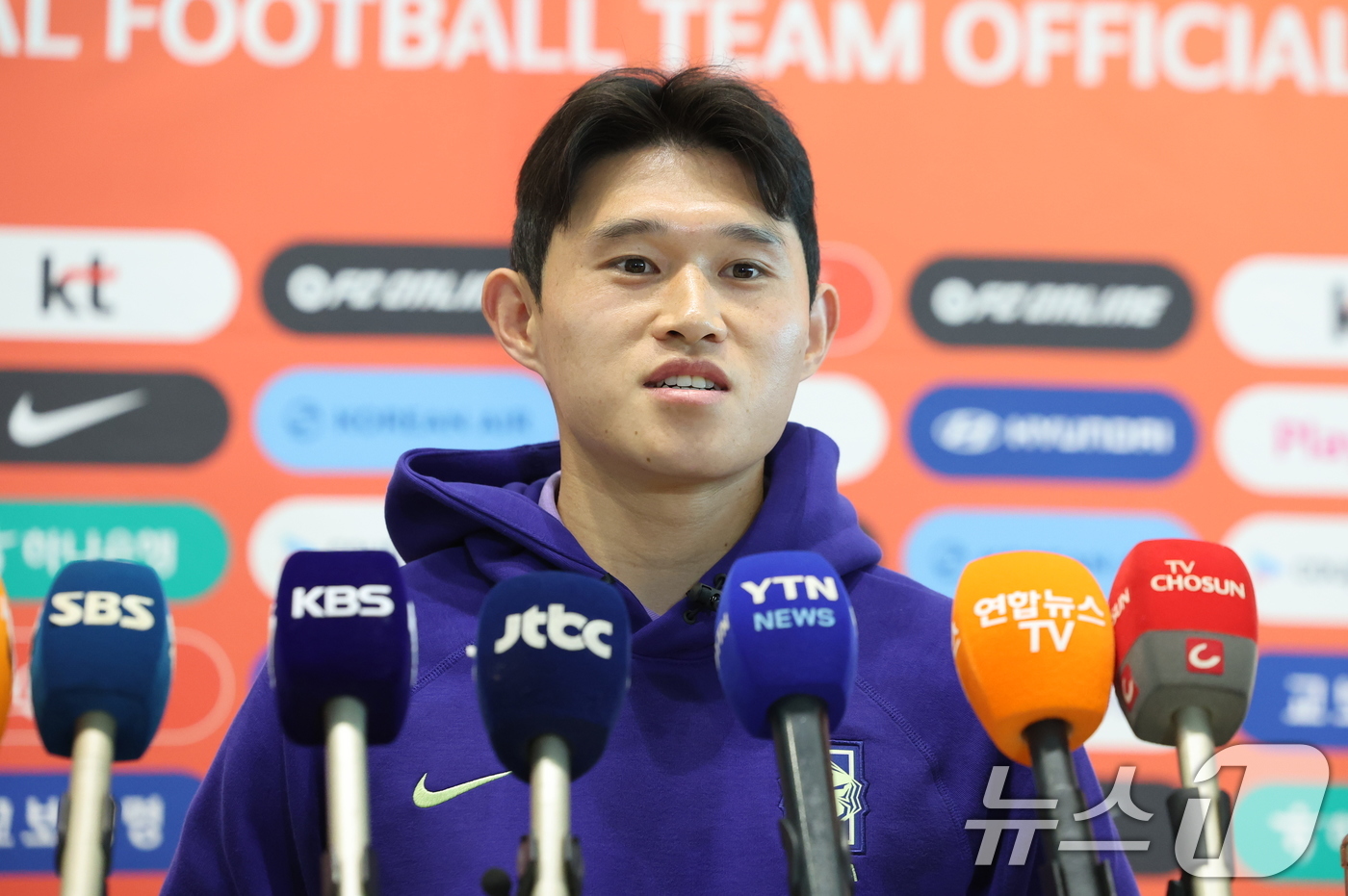 (인천공항=뉴스1) 김진환 기자 = 2026 FIFA 북중미 월드컵에 나서는 대한민국 축구 국가대표팀의 이동경이 18일 오후 인천국제공항 제2터미널에서 사전 캠프가 차려지는 미국 …