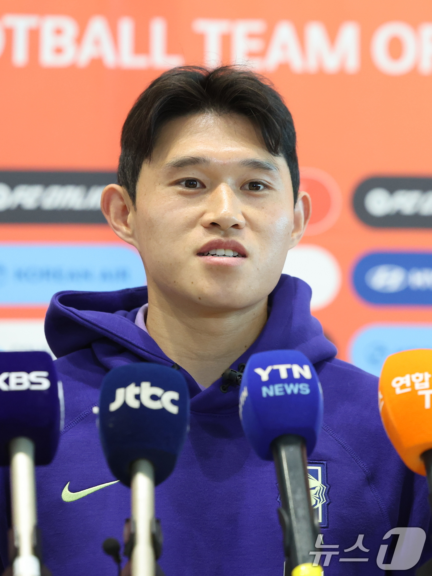(인천공항=뉴스1) 김진환 기자 = 2026 FIFA 북중미 월드컵에 나서는 대한민국 축구 국가대표팀의 이동경이 18일 오후 인천국제공항 제2터미널에서 사전 캠프가 차려지는 미국 …