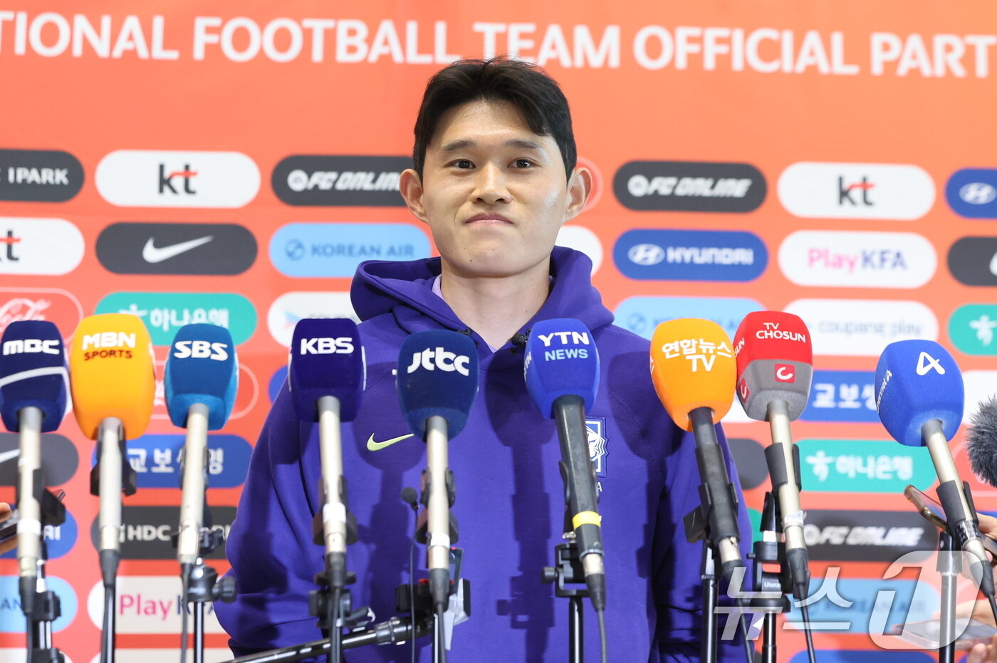 본문 이미지 - 2026 FIFA 북중미 월드컵에 나서는 대한민국 축구 국가대표팀의 이동경이 18일 오후 인천국제공항 제2터미널에서 사전 캠프가 차려지는 미국 유타주 솔트레이크시티로 출국 전 취재진과 인터뷰를 하고 있다. 2026.5.18 ⓒ 뉴스1 김진환 기자