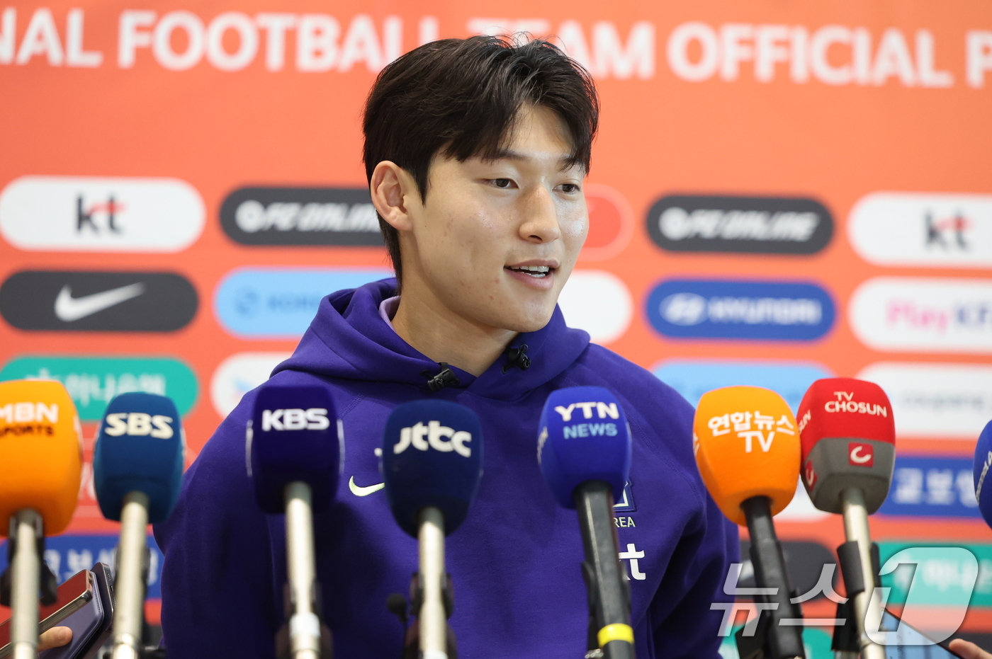 (인천공항=뉴스1) 김진환 기자 = 2026 FIFA 북중미 월드컵에 나서는 대한민국 축구 국가대표팀의 배준호가 18일 오후 인천국제공항 제2터미널에서 사전 캠프가 차려지는 미국 …