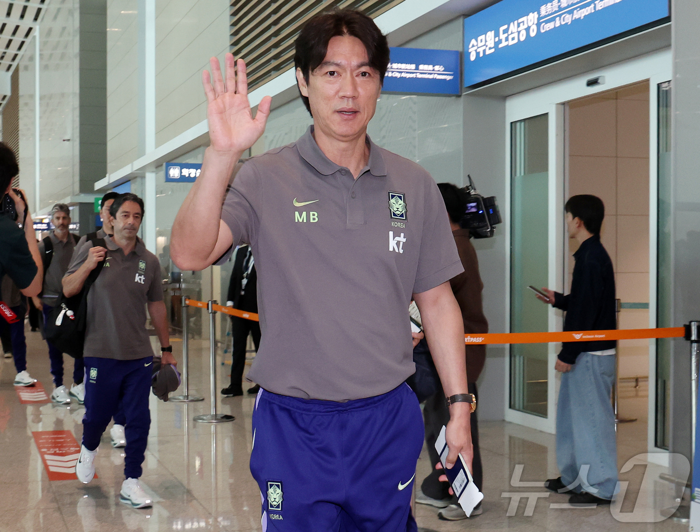(인천공항=뉴스1) 김진환 기자 = 2026 FIFA 북중미 월드컵에 나서는 대한민국 축구 국가대표팀의 홍명보 감독이 18일 오후 인천국제공항 제2터미널에서 사전 캠프가 차려지는 …