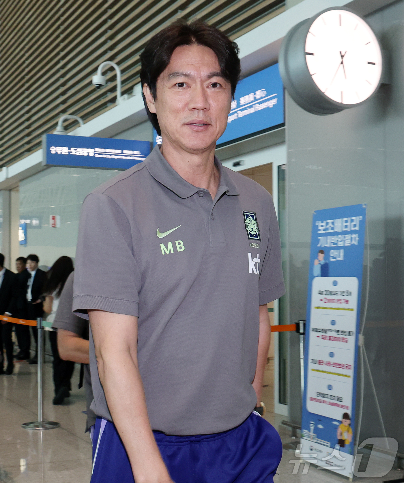 (인천공항=뉴스1) 김진환 기자 = 2026 FIFA 북중미 월드컵에 나서는 대한민국 축구 국가대표팀의 홍명보 감독이 18일 오후 인천국제공항 제2터미널에서 사전 캠프가 차려지는 …