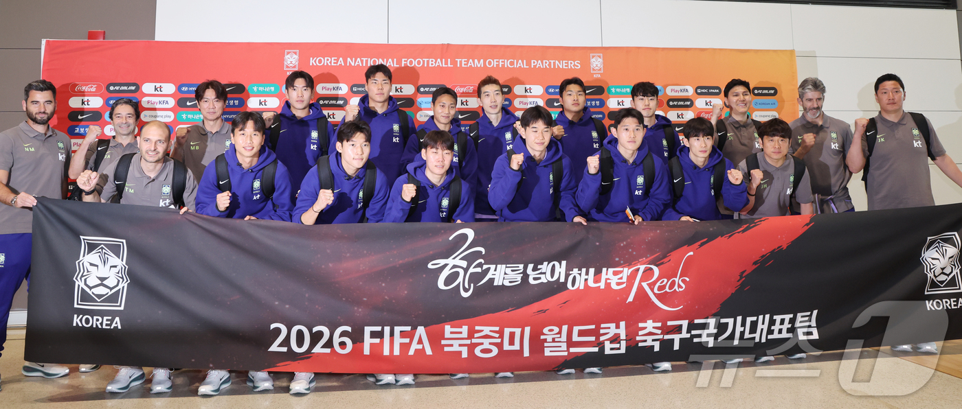 (인천공항=뉴스1) 김진환 기자 = 2026 FIFA 북중미 월드컵에 나서는 대한민국 축구 국가대표팀이 18일 오후 인천국제공항 제2터미널에서 사전 캠프가 차려지는 미국 유타주 솔 …