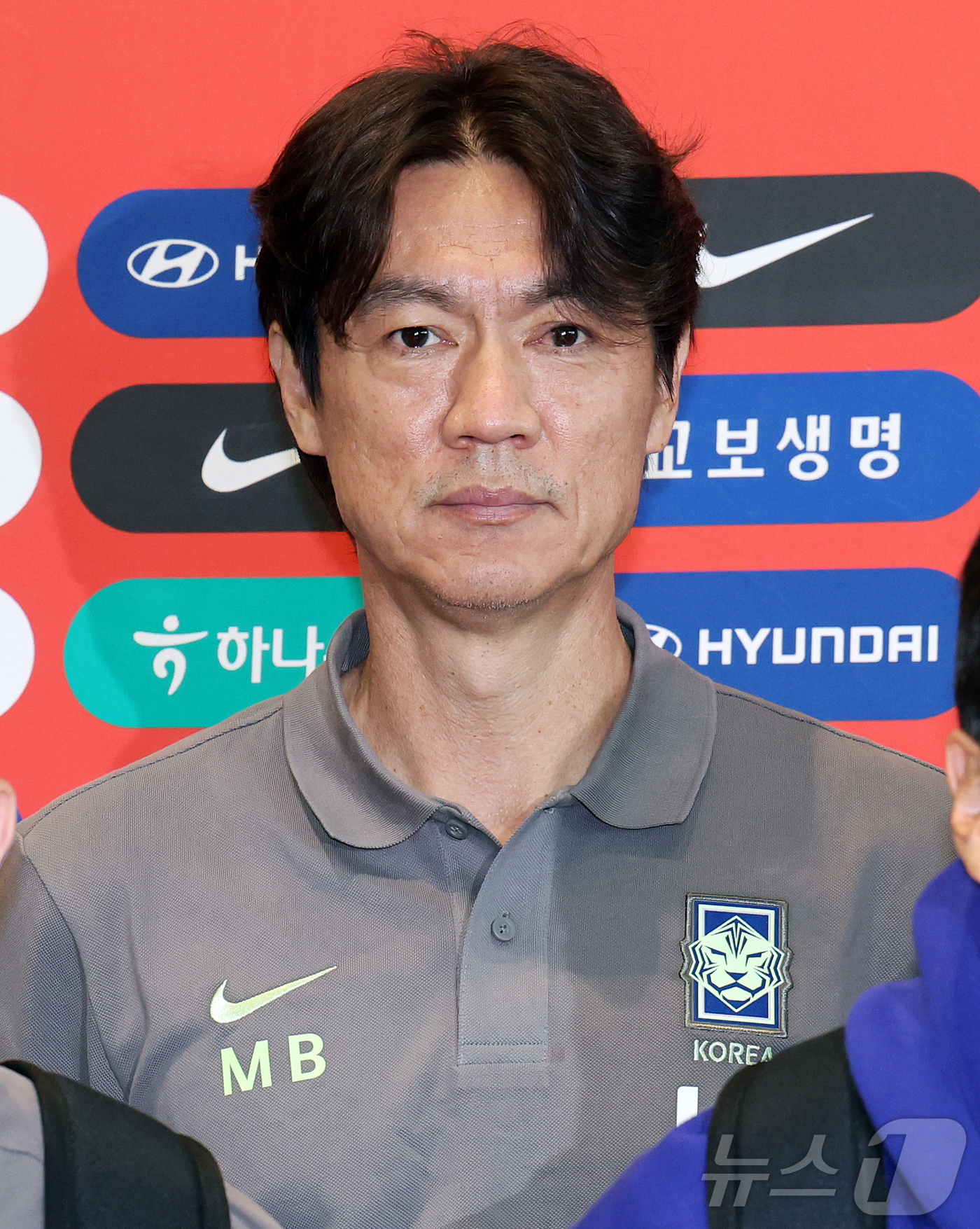 (인천공항=뉴스1) 김진환 기자 = 2026 FIFA 북중미 월드컵에 나서는 대한민국 축구 국가대표팀의 홍명보 감독이 18일 오후 인천국제공항 제2터미널에서 사전 캠프가 차려지는 …