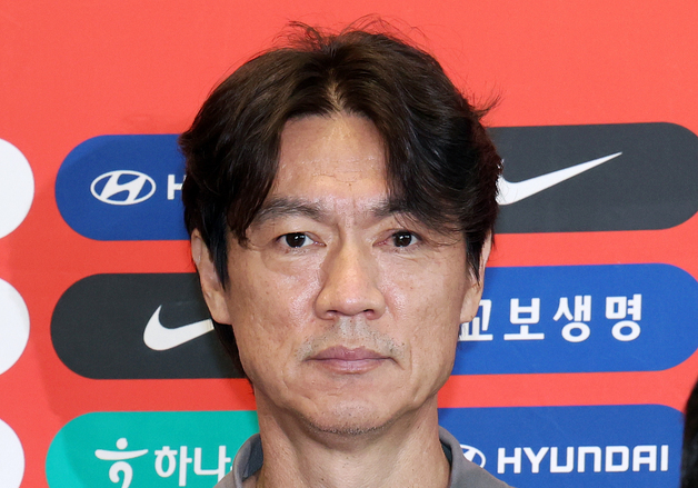 홍명보 감독, 긴장 가득한 표정