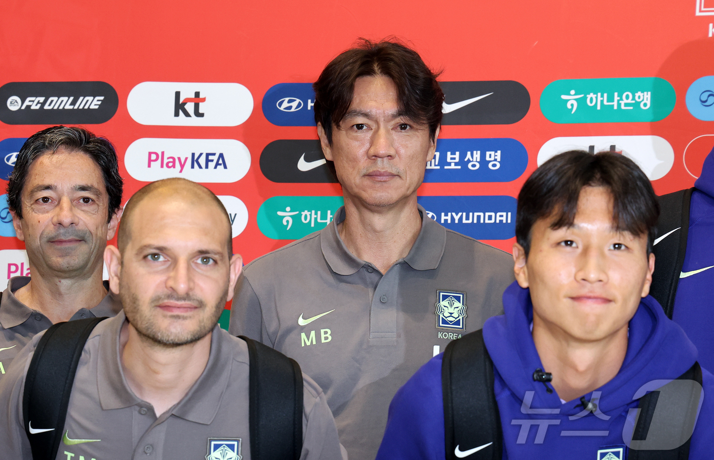 (인천공항=뉴스1) 김진환 기자 = 2026 FIFA 북중미 월드컵에 나서는 대한민국 축구 국가대표팀의 홍명보 감독이 18일 오후 인천국제공항 제2터미널에서 사전 캠프가 차려지는 …