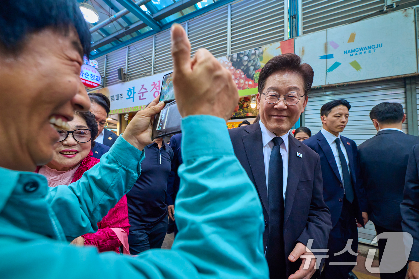 (서울=뉴스1) 이재명 기자 = 이재명 대통령이 18일 광주 동구 남광주시장을 찾아 시민들과 인사를 나누고 있다. (청와대 제공. 재판매 및 DB 금지) 2026.5.18/뉴스1