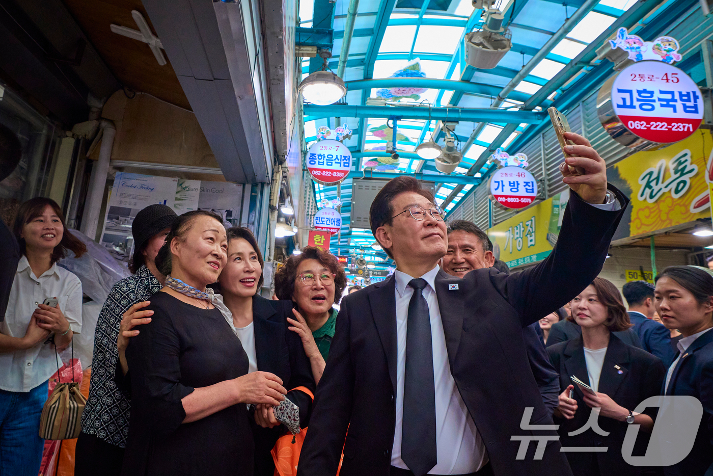 (서울=뉴스1) 이재명 기자 = 이재명 대통령과 김혜경 여사가 18일 광주 동구 남광주시장을 찾아 시민들과 기념촬영을 하고 있다. (청와대 제공. 재판매 및 DB 금지) 2026. …