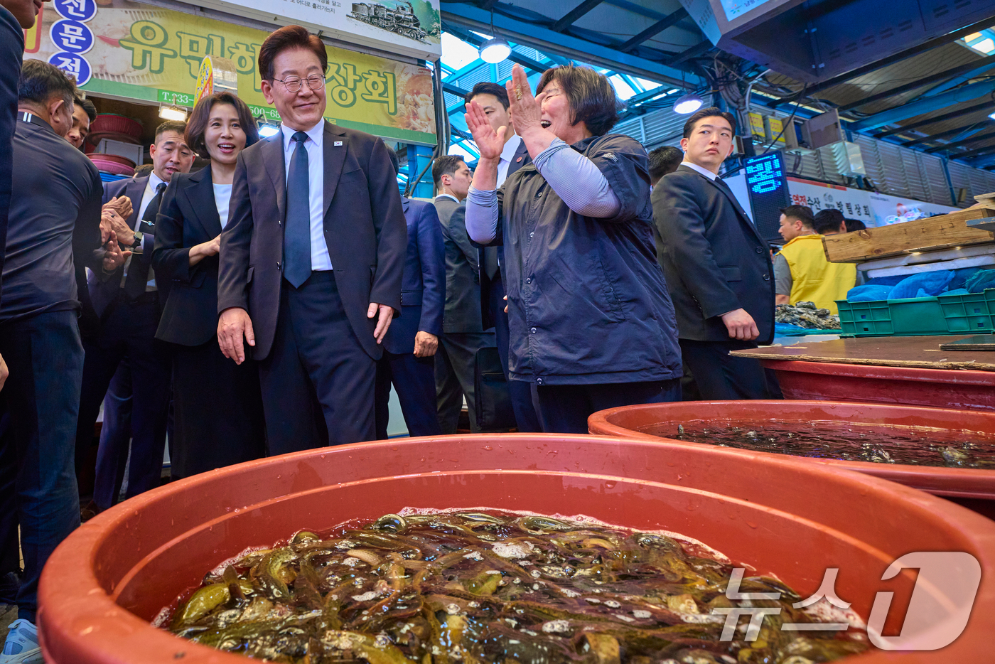 (서울=뉴스1) 이재명 기자 = 이재명 대통령과 김혜경 여사가 18일 광주 동구 남광주시장을 찾아 시민들과 인사를 나누고 있다. (청와대 제공. 재판매 및 DB 금지) 2026.5 …