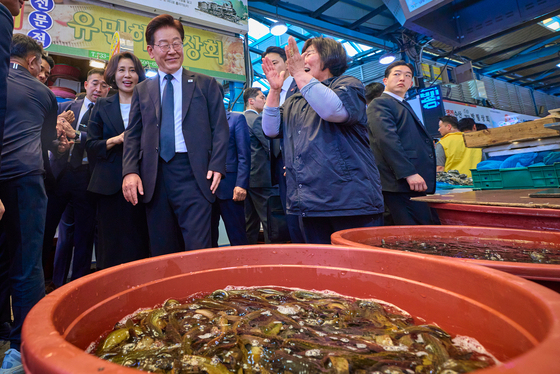 광주 시민들과 인사 나누는 이재명 대통령