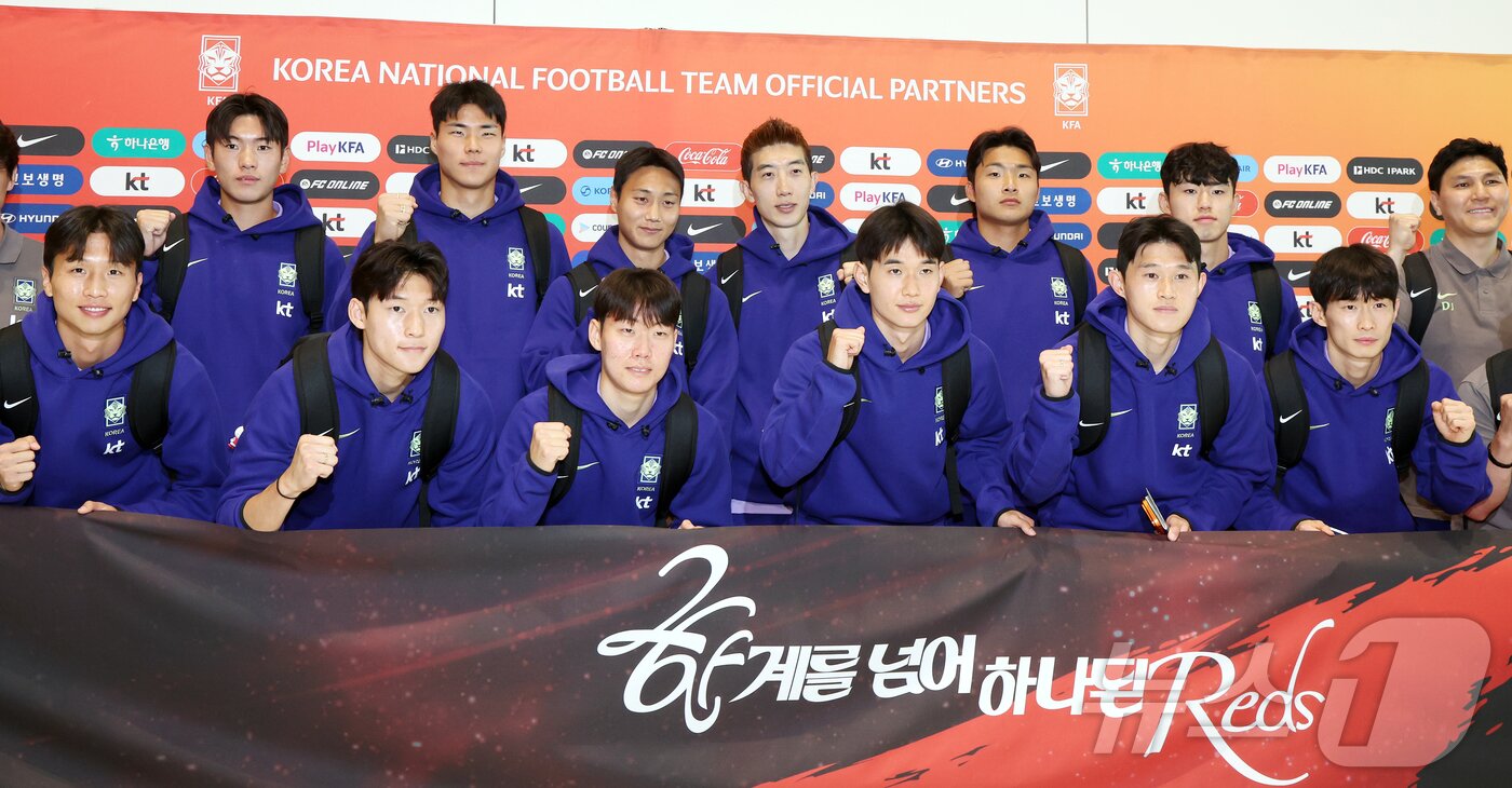 본문 이미지 - 2026 FIFA 북중미 월드컵에 나서는 대한민국 축구 국가대표팀이 18일 오후 인천국제공항 제2터미널에서 사전 캠프가 차려지는 미국 유타주 솔트레이크시티로 출국 전 선전을 다짐하며 파이팅을 외치고 있다. 홍명보 감독이 이끄는 축구대표팀은 2주 동안 솔트레이크시티 사전 훈련캠프에서 고지대 적응 등 최종 담금질에 들어간다.2026.5.18 ⓒ 뉴스1 김진환 기자