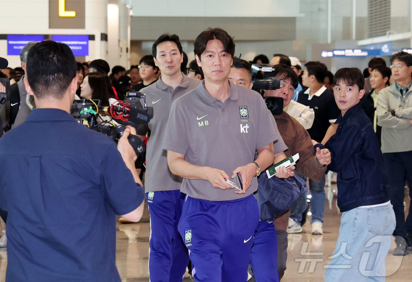 (인천공항=뉴스1) 김진환 기자 = 2026 FIFA 북중미 월드컵에 나서는 대한민국 축구 국가대표팀의 홍명보 감독이 18일 오후 인천국제공항 제2터미널에서 사전 캠프가 차려지는 …