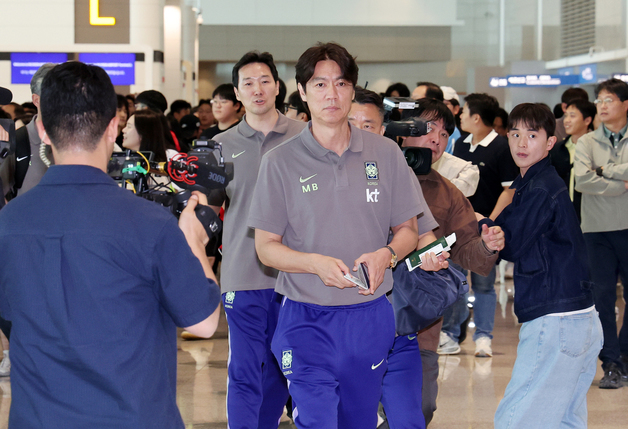 앞장 서서 출국하는 홍명보 감독