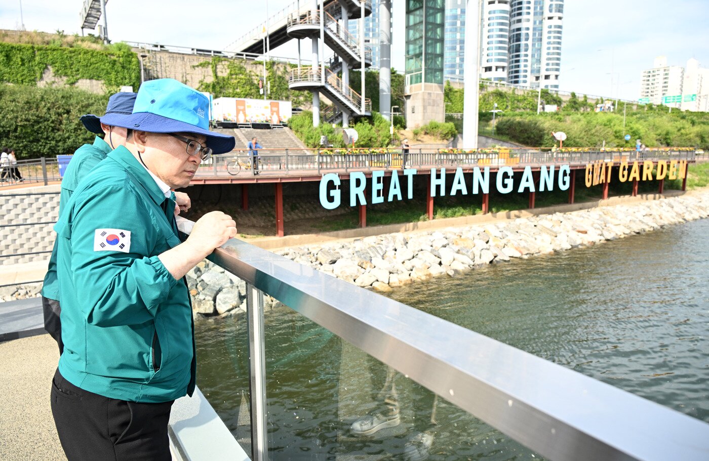 본문 이미지 - 김성보 서울시장 권한대행이 18일 '2026 서울국제정원박람회'와 연계해 오는 20일 운영을 시작하는 '서울숲 한강버스 선착장'을 찾아 사전점검을 하고 있다.